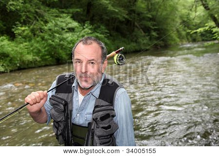 Closeup of senior Fischer im Fluss
