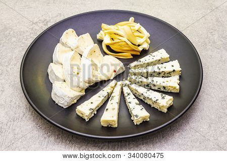 Snack Assorted Cheeses Plate