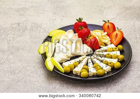Snack Assorted Cheeses Plate