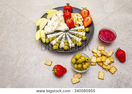 Snack Assorted Cheeses Plate