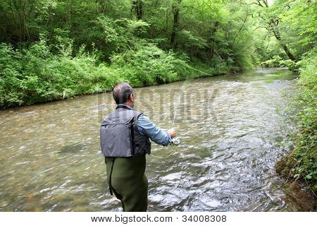 Rückansicht des Fischers in Fluss-Fliegenfischen