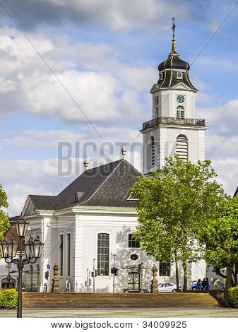 ein Bild einer schönen Kirche in Saarbrücken