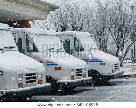 Lawrenceville, Georgia-march 1, 2009: Three Mail Trucks Lined Up Outside The Lawrenceville Post Offi