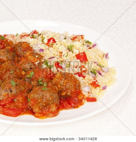 Lihapullia tomaattikastikkeessa Couscous