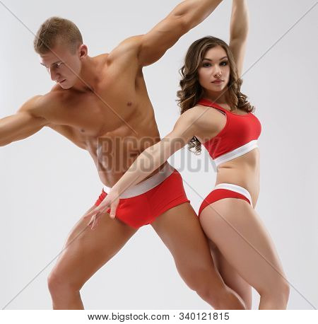 Sexy Couple Of Bodybuilders Together In Studio