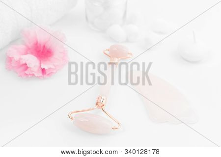 Jade Roller. Jade Face Roller For Beauty Facial Massage Therapy