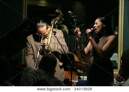 MADISON, NJ - 16 de junho: Steve Turre realiza com sua filha, Andromeda Turre e seu quarteto em S