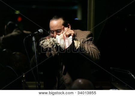 MADISON, NJ - 16 de junho: Steve Turre sopra em duas conchas de caramujo como ele executa com o seu quarteto no