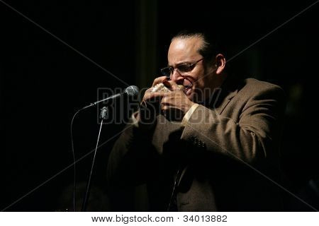 MADISON, NJ - 16 de junho: Steve Turre sopra em uma concha de caramujo, como ele executa com o seu quarteto no Sh