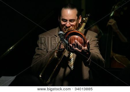 MADISON, NJ - 16 de junho: Steve Turre executa com seu quarteto de Jazz de Shanghai em 16 de junho de 2012 no Ma