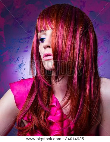 ragazza con bei capelli rosso colorato e appariscente make-up