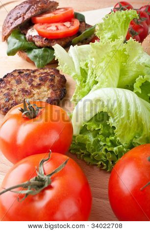 cheeseburger et ingrédients pour un autre hamburger