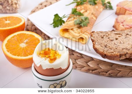 refeição do pequeno-almoço - fervido ovo com omelete de queijo e laranja