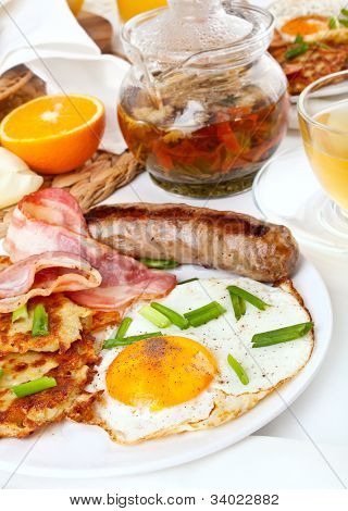 classiche uova, frittelle e colazione pancetta