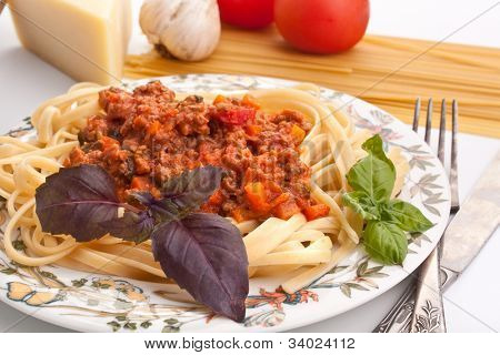 singola porzione di bolognese spaghetti con ingredienti