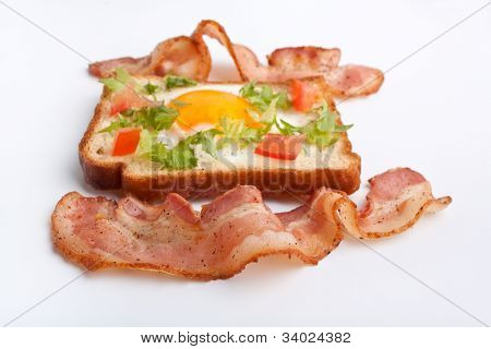 eggie brød og stegt bacon