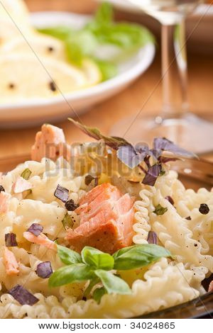  en servering af pasta mafalde med laks