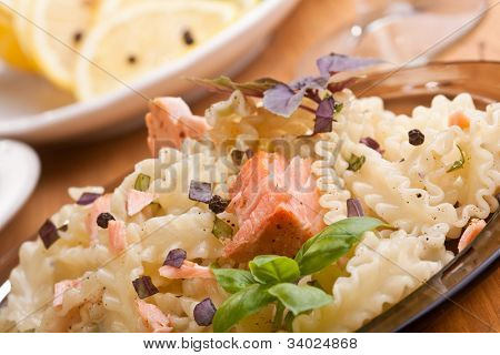 en servering af pasta mafalde med laks