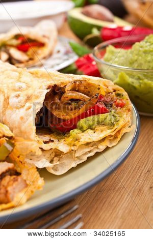 tradiční mexický kuřecí a hovězí fajitas s guacamole