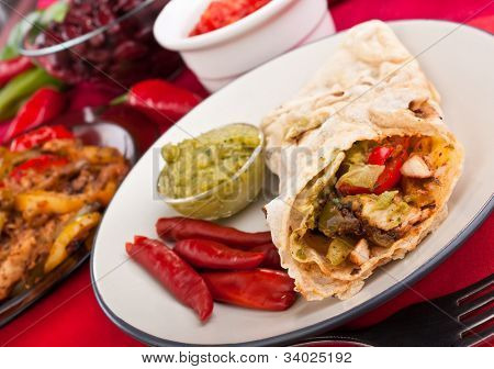 tradiční mexický kuřecí a hovězí fajitas s guacamole
