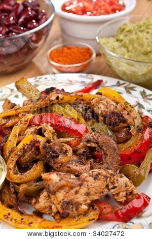 mexické jídlo s kuřecího, hovězího masa, zeleniny a guacamole omáčkou