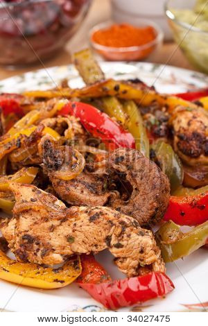mexické jídlo s kuřecího, hovězího masa, zeleniny a guacamole omáčkou