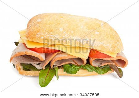 Ciabatta-Brot-Sandwich gefüllt mit Fleisch, Käse und Gemüse