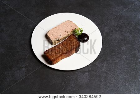 Chicken Liver Pate With Blackcurrant,fig Sauce And Toasted Bread