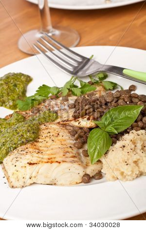 ปลานิลอบสุขภาพตกแต่ง ด้วยถั่วเลนทิล ใส่ couscous และเพสโต้ซอส