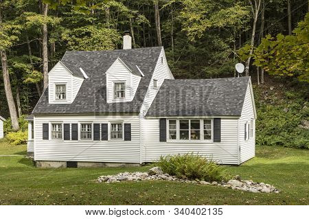 Sunderland, Usa - Sep 21, 2017: Typical Wooden Small Farm House In Victorian Style In Sunderland, Ve