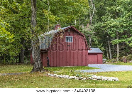 Sunderland, Usa - Sep 21, 2017: Typical Wooden Small Farm House In Victorian Style In Sunderland, Ve