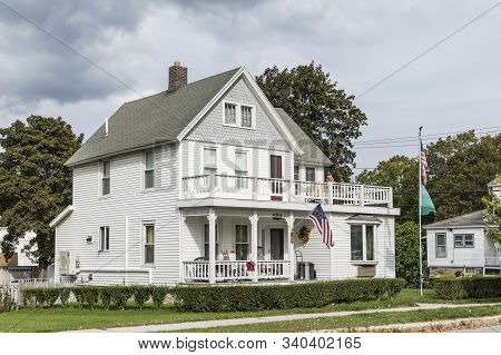 Bennington, Usa - Sep 21, 2017: Typical Wooden Small Farm House In Victorian Style In Bennington, Ve