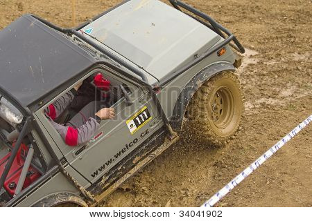 Off-road bil på stejle skråning