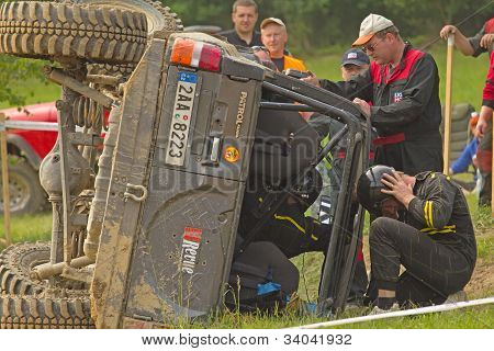 Inverteret Off-road bil på Side