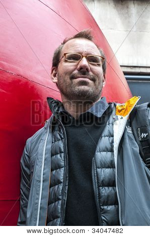 艺术家 Kurt Perschke 站在被挤入的入口处到他巨大的红球