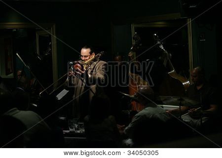 MADISON, NJ - 16 de junho: Steve Turre executa com seu quarteto de Jazz de Shanghai em 16 de junho de 2012 no Ma