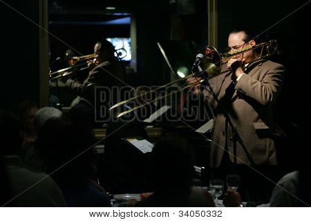 MADISON, NJ - 16 de junho: Steve Turre executa com seu quarteto de Jazz de Shanghai em 16 de junho de 2012 no Ma