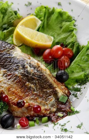 Pesce con frutti di bosco