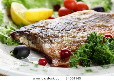 Pesce con frutti di bosco