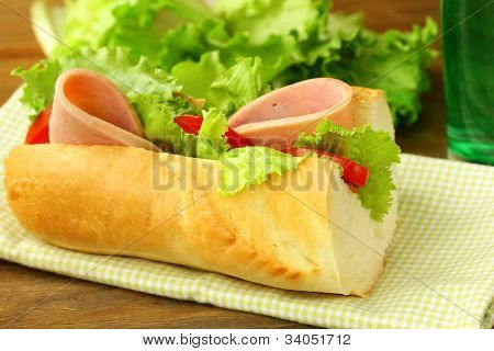 Panino baguette con prosciutto e verdure
