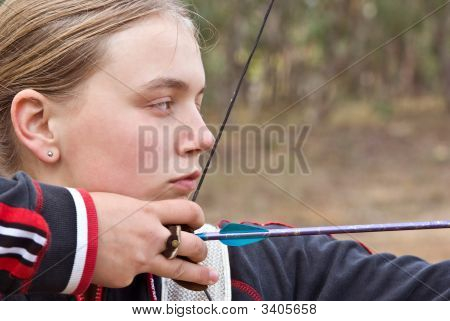 Teenage pige laver bueskydning