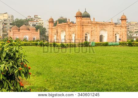 View At The Pari Bibi Tomb And Qila Mosque In Lalbagh Fort - Dhaka,bangladesh