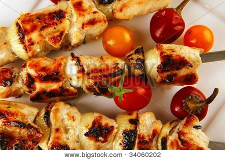 frisk stegt kylling shish kebab på hvidt fad