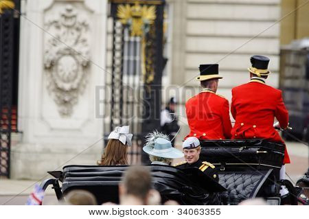 Londyn, UK - 16 czerwca: Trooping ceremonii kolor w centrum handlowym i w Pałacu Buckingham, 16 czerwca,