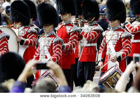Londyn, UK - 16 czerwca: Straży królowej podczas Trooping ceremonii kolor w centrum handlowym i w Buckingh