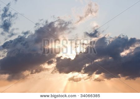 Abends leichte Wolken und Himmel Hintergrund