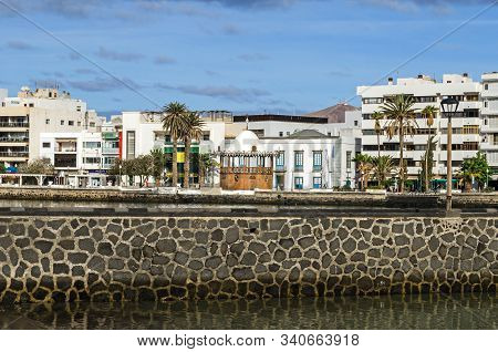Arrecife, Spain -  November 5, 2018:  View Of The Waterfront Avenida La Marina With The Boardwalk Ca