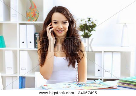 테이블에 앉아 젊은 학생 소녀의 초상화