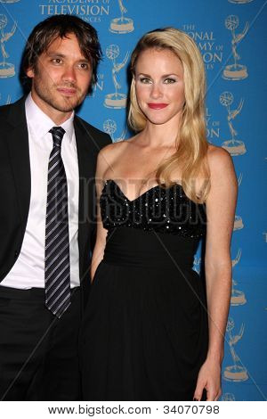 LOS ANGELES - 17 JUN: Dominic Zamprogna, Julie Marie Berman aankomt op de 2012 overdag creatieve Em