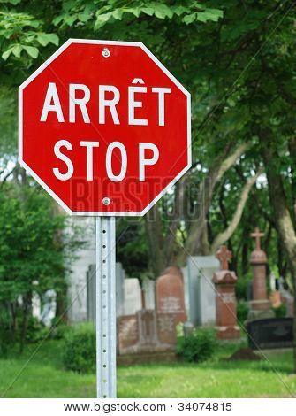 Stop-Schild In französischer und englischer Sprache